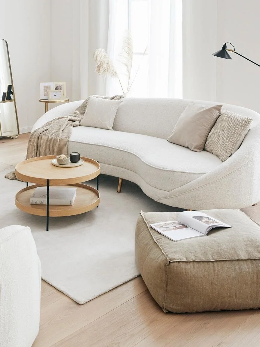 Salón reformado con sofá beige